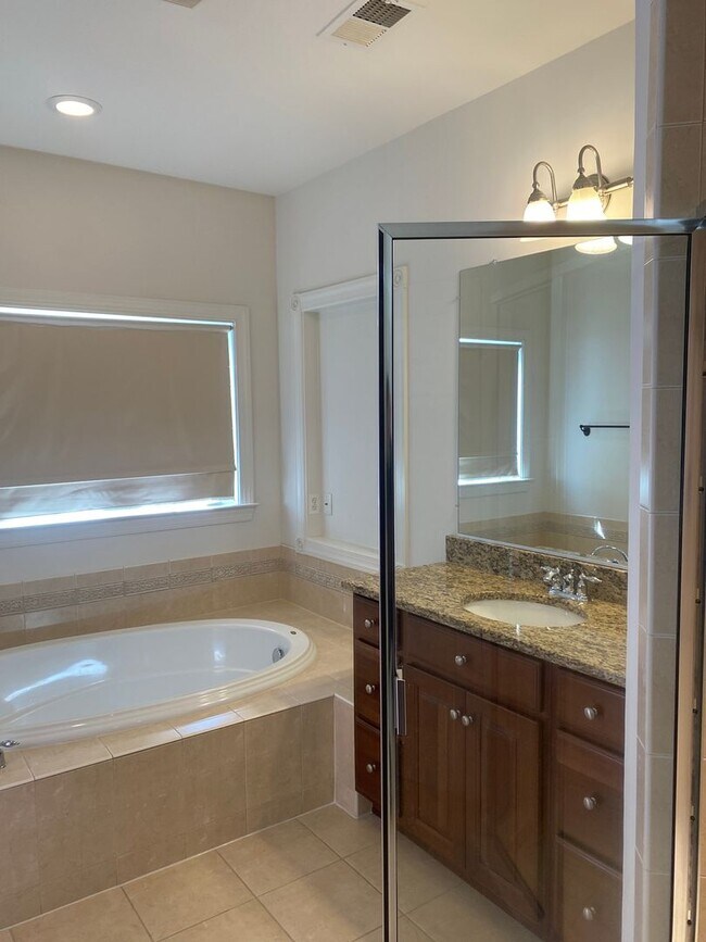 Building Photo - 3 Bedroom Townhome in Sterling, with a large complete loft on top floor