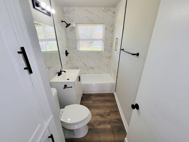 Building Photo - Welcome to this inviting single-family residence in the desirable South Park/Sunnyside area of Ho...