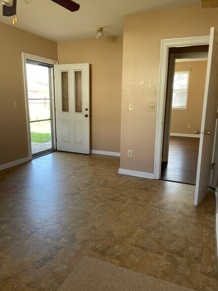 Laundry/bonus room_5 - 7925 Danube Rd