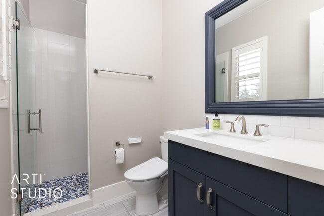 Building Photo - Fully Furnished Gorgeous 5 bed 4 bath with...