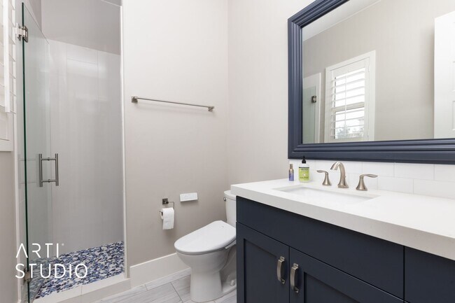 Building Photo - Gorgeous 5 bed 4 bath furnished home in Li...