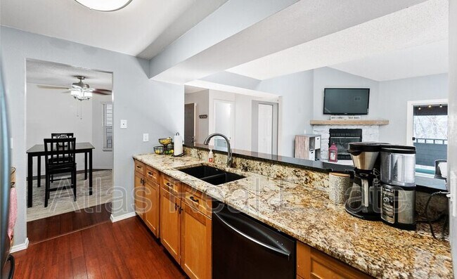 Building Photo - 12024 W Cross Dr