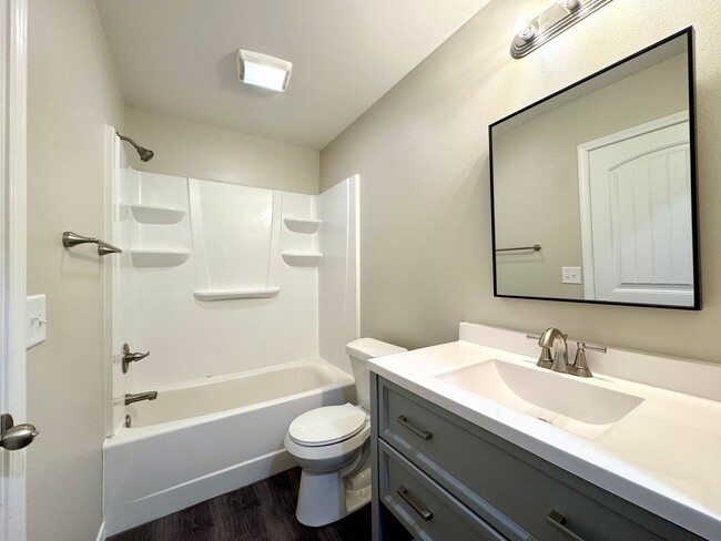 Building Photo - 2 Bedroom/2 Bathroom Triplex Unit in Southside