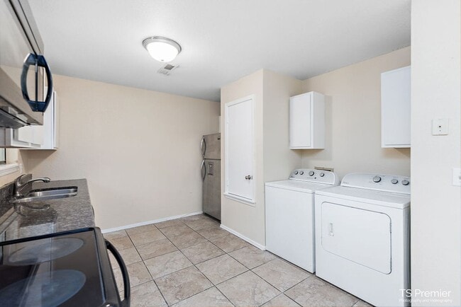 Building Photo - 3 bedroom Townhouse in east Fayetteville