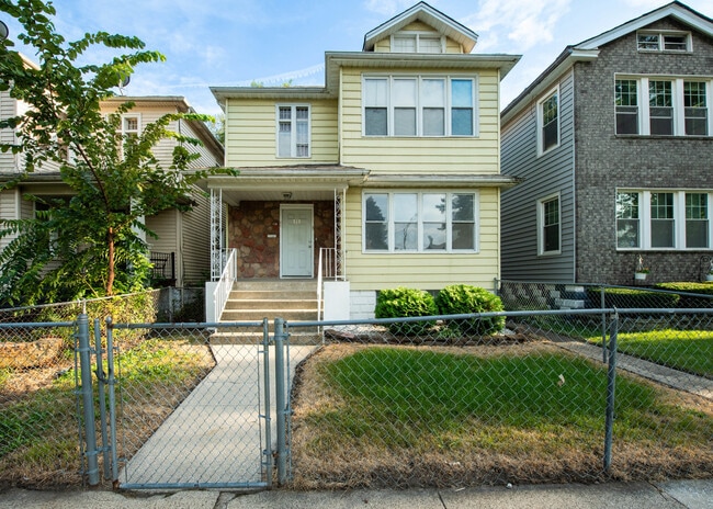 Building Photo - 727 W 117th St