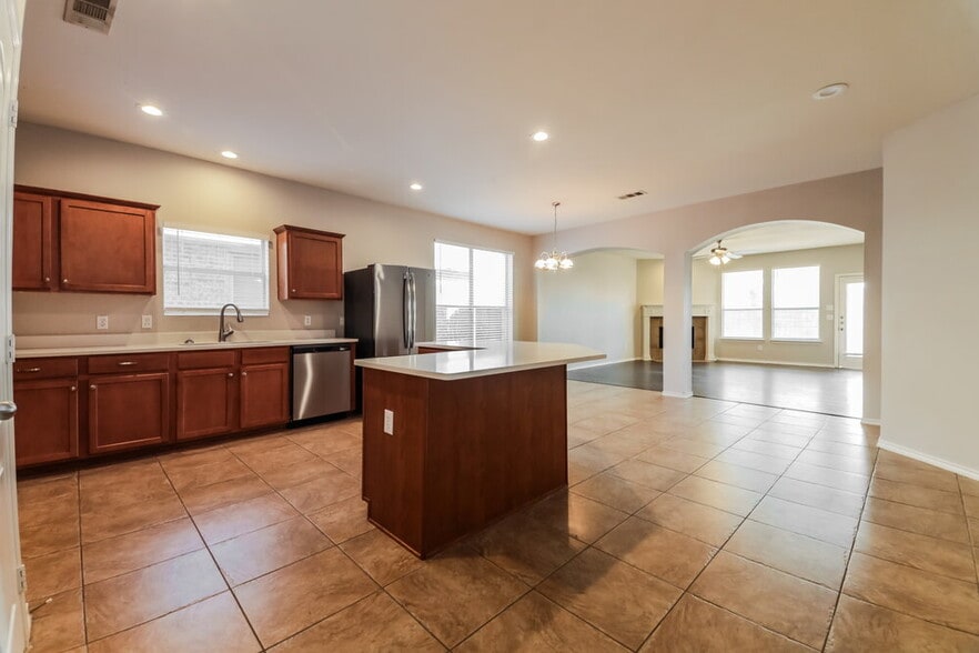 Building Photo - 833 Bens Dr