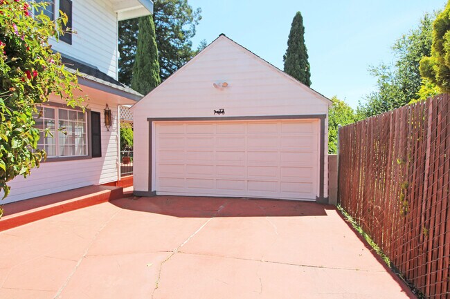 Building Photo - Coming Soon! Lovely Redwood Heights Home w...