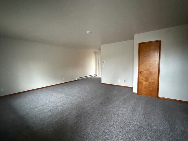 Building Photo - Charming Two Bedroom !!