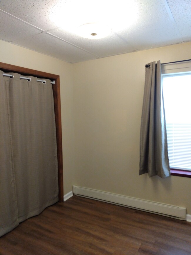 Bedroom, accepts Queen Bed - 106 17th St