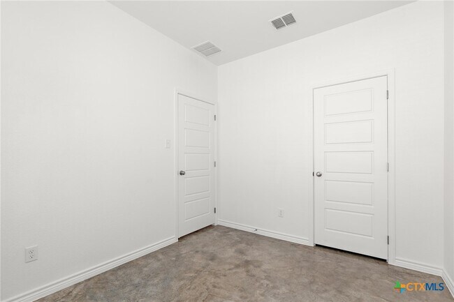 Building Photo - 3800 Hickory Dr