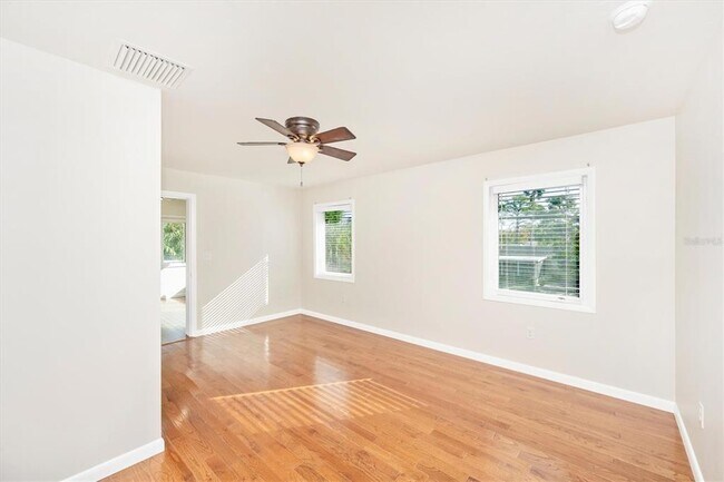 Building Photo - 907 Riviera St