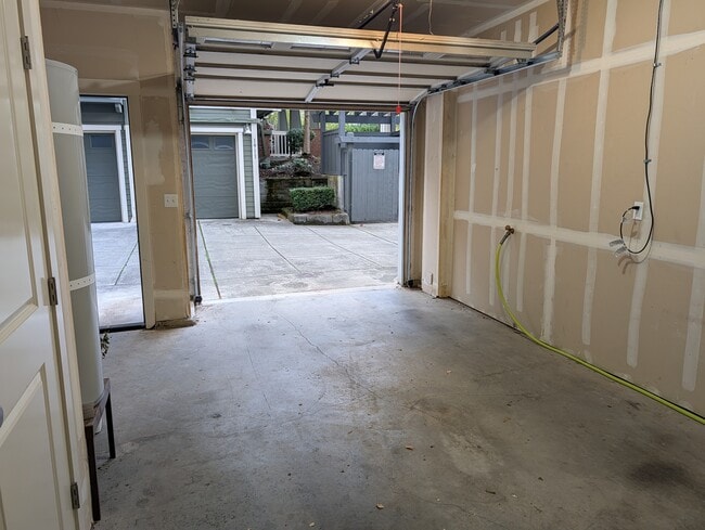 Building Photo - 1918 Northeast Kenyon Court