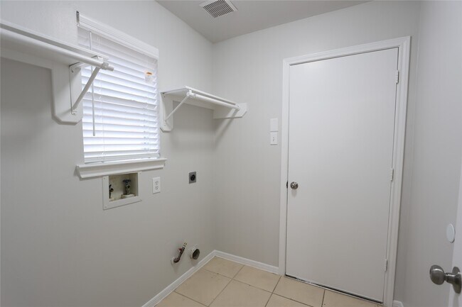 Building Photo - 16243 April Ridge Dr