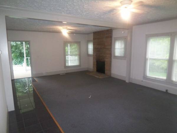 Building Photo - 882 E Broad St