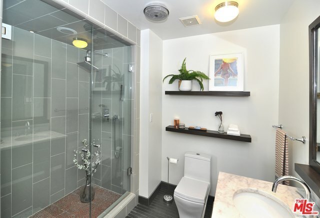 Building Photo - 1344 N Martel Ave