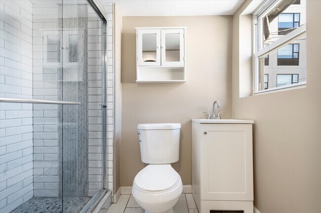 Building Photo - 424 S Eden St