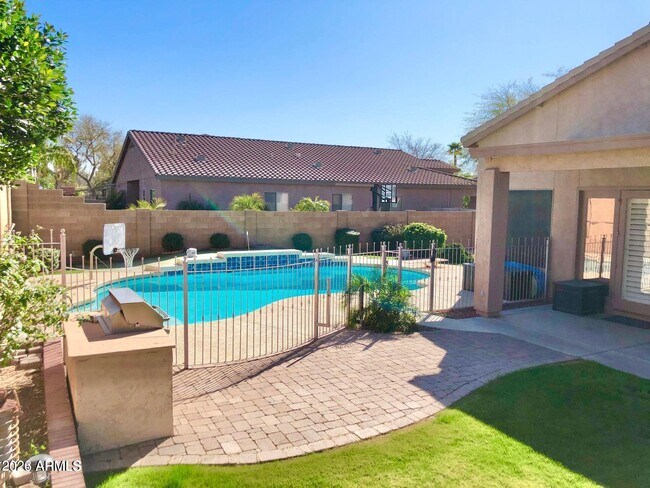 Building Photo - 345 N Date Palm Dr