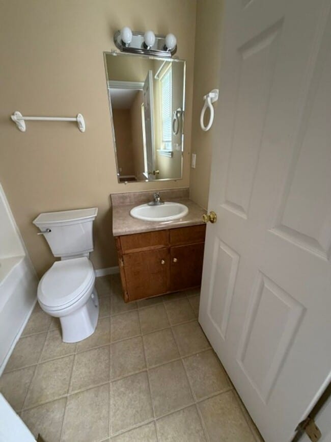 Building Photo - 2 Bedroom 2 Bath Duplex with Garage