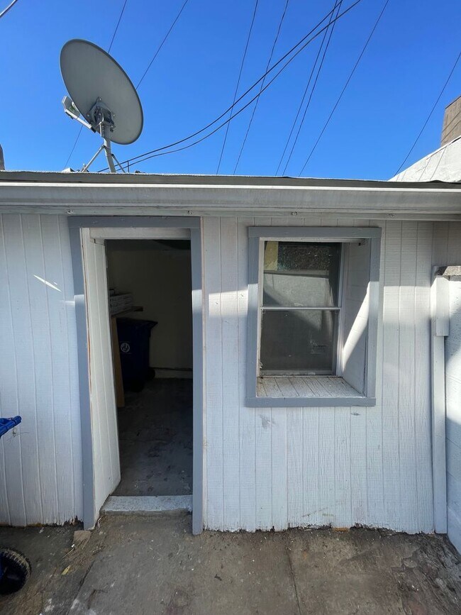 Building Photo - Renovated home on small, perfect little st...