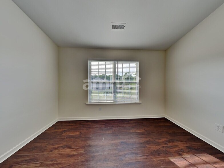 Building Photo - 218 Bellport Dr