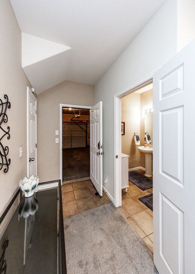 Building Photo - Fully Furnished Downtown 2 Bed, 4 Bath Executive Townhouse