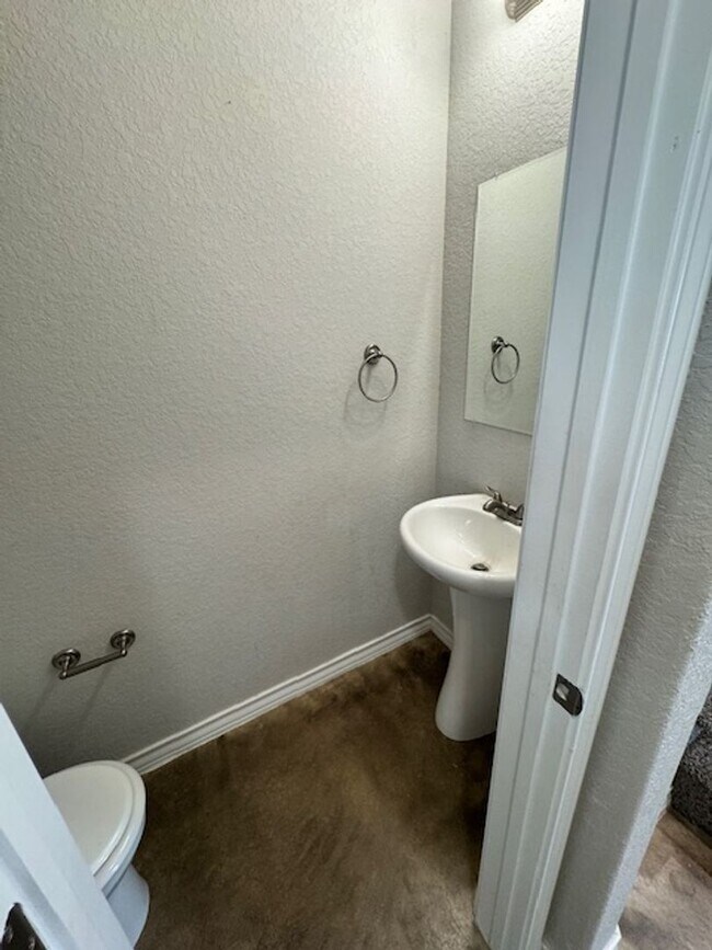 Building Photo - Elegant Townhome Ready for Move In - 3 BR 2.5 Bath - NE San Antonio (in Selma)