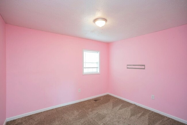 Building Photo - 3 Bed home in Carthage with large basement!