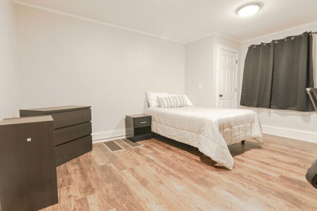 Building Photo - Room for Rent in 5 Bedroom House