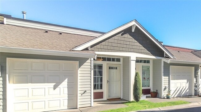 Building Photo - Gorgeous 2-bedroom Townhouse with attached...