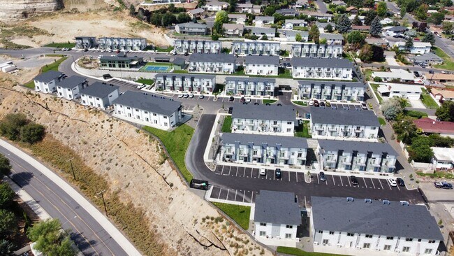 Building Photo - 200 Canyon Pkwy