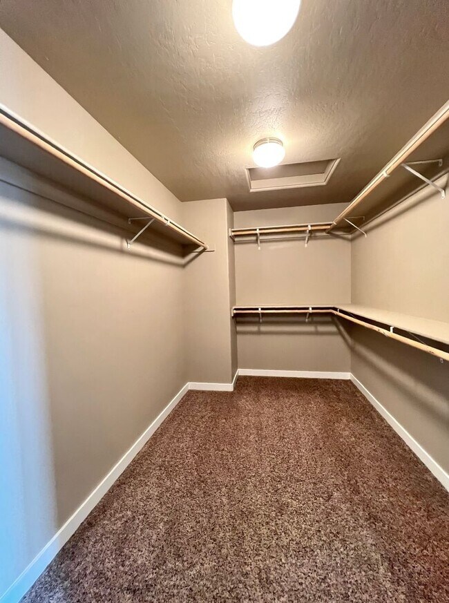 Building Photo - West Richland Home On 0.32 Acres