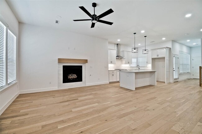 Building Photo - 502 W Persimmon St