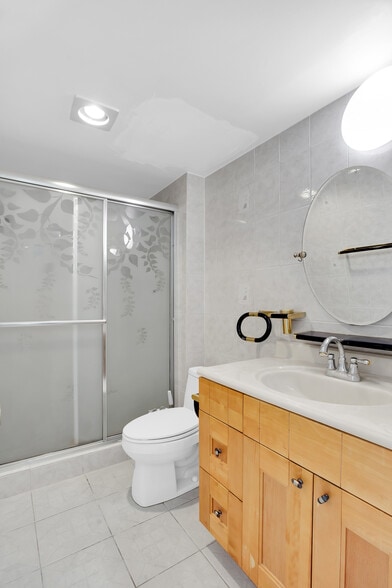 Bathroom - 3701 N Country Club Dr