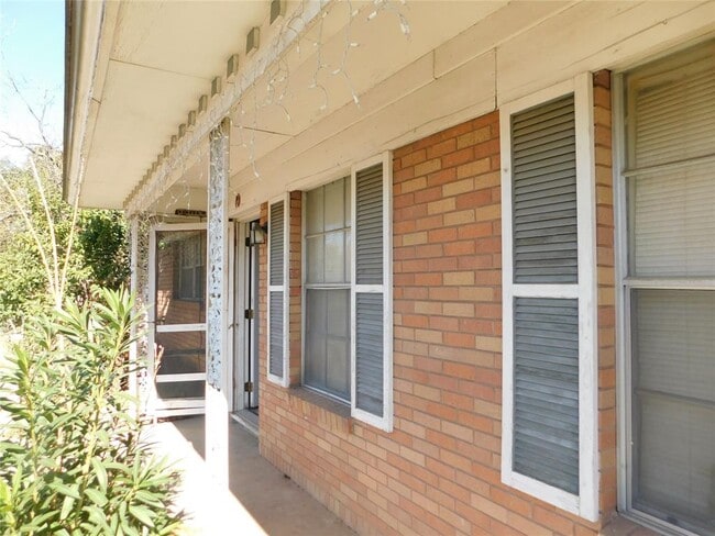 Building Photo - 3601 Catalina Dr