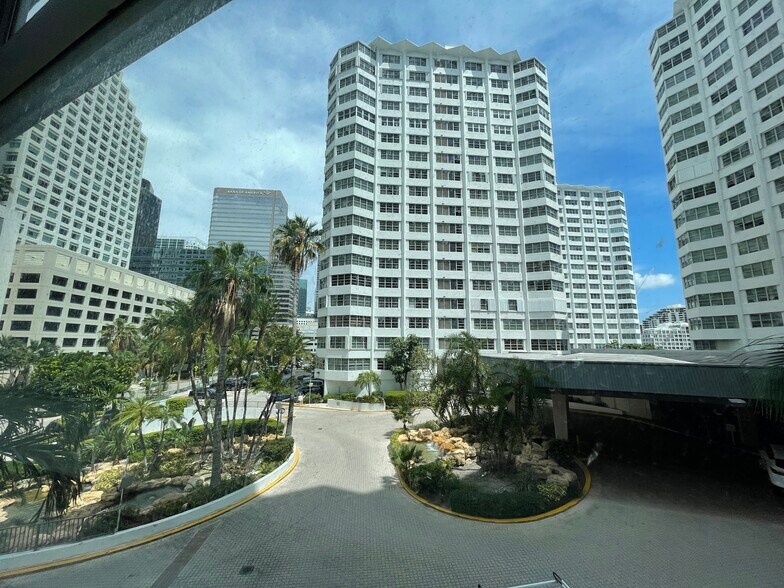 Building Photo - 999 Brickell Bay Dr