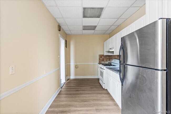 Building Photo - 409 Plandome Rd