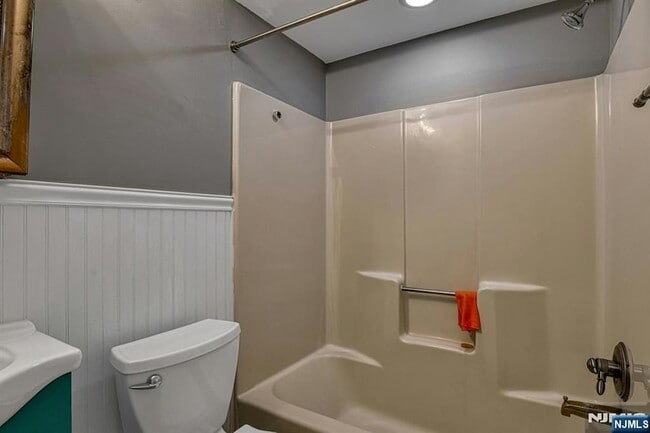 Building Photo - 31 Home Pl
