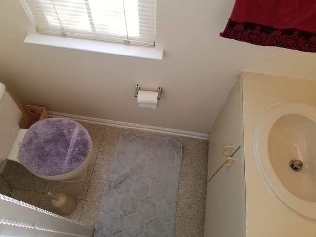 Building Photo - Updated, spacious, centrally located end-u...