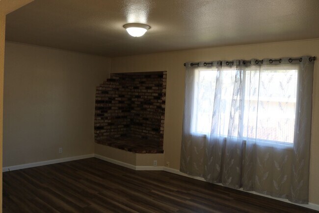 Building Photo - Affordable 3 bedroom on a quiet street