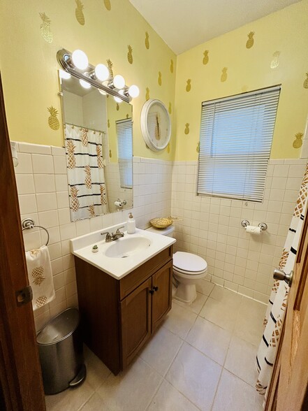1st floor full bathroom - 5855 N Austin Ave