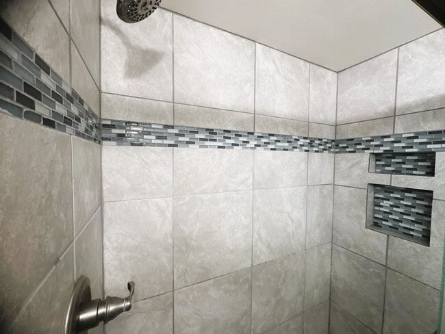 Building Photo - Charming 2-Bedroom 2 Bathroom Townhome with Finished Basement In Prime Lafayette Location!