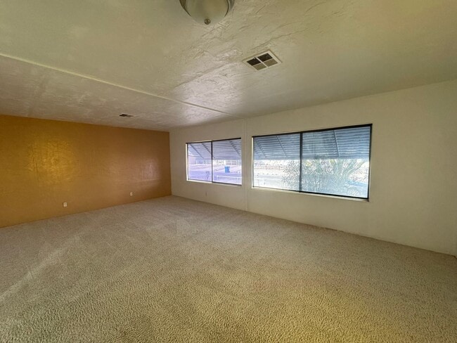 Building Photo - Spacious Rental in Bullhead City