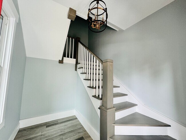 Building Photo - RATE DROP ALERT! (was $2600/month)