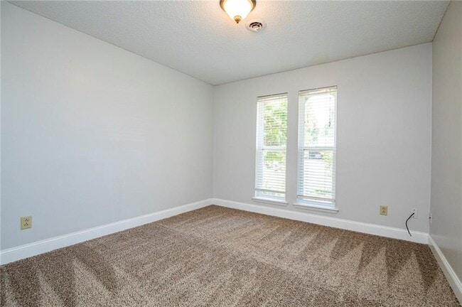Building Photo - 2726 W Highland Cir