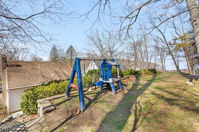 Building Photo - 83 Chestnut Hill Dr W