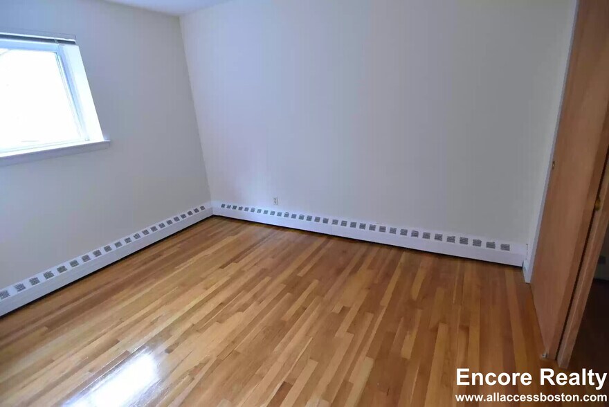 Building Photo - 74 Parkman St