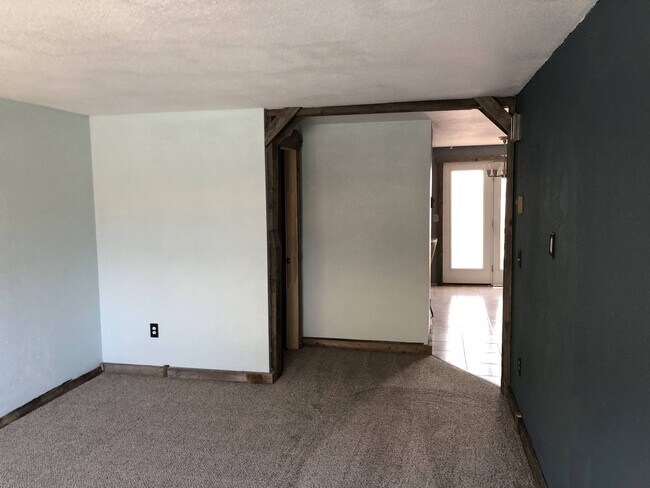 Building Photo - Centrally Located, 2 Bedroom Townhouse w/G...