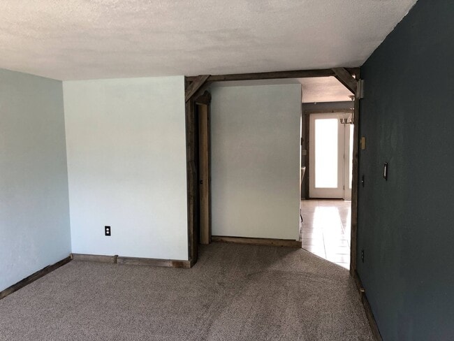 Building Photo - Centrally Located, 2 Bedroom Townhouse w/Garage