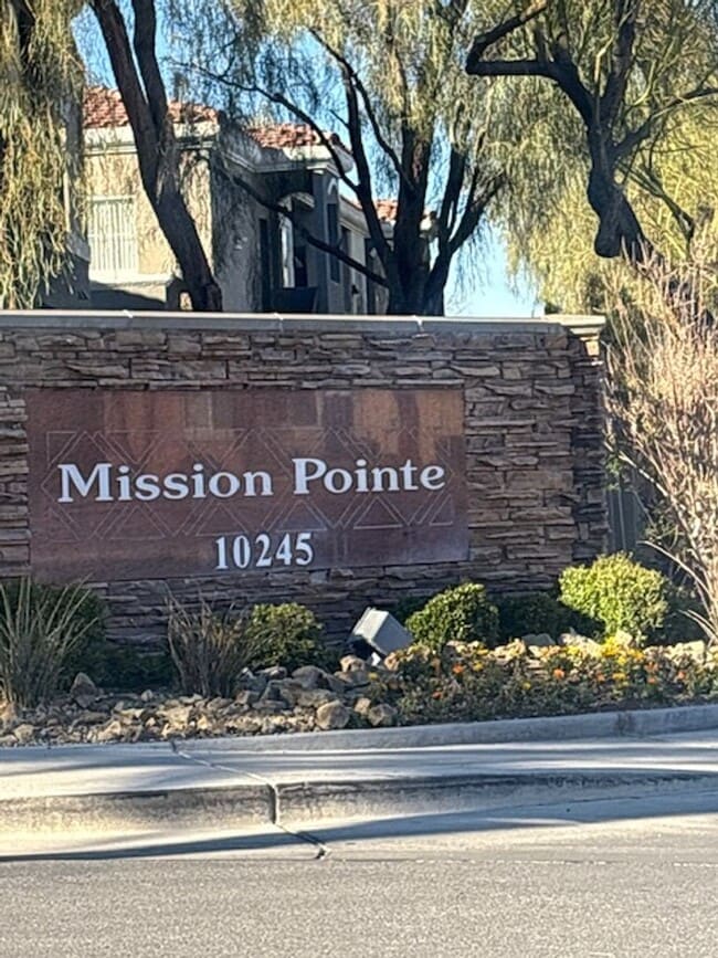 Building Photo - Downstairs unit with 3 bedroom and with two baths