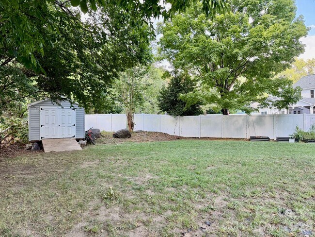 Building Photo - 6105 Old Corral St